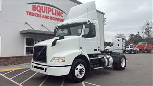 2017 Volvo VNM SINGLE AXLE DAY CAB - Daycab