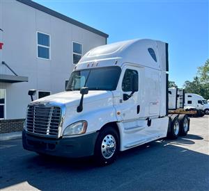 2015 Freightliner CASCADIA 116 - Sleeper Truck