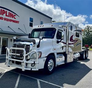 2013 Freightliner CASCADIA 125 - EXPEDITOR TRUCK - Sleeper Truck