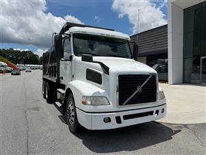 2017 Volvo VNM64T200