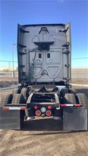2016 Freightliner Cascadia - Sleeper Truck